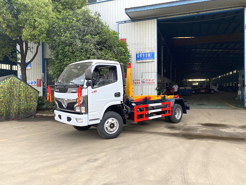 5方勾臂垃圾车（东风小多利卡）