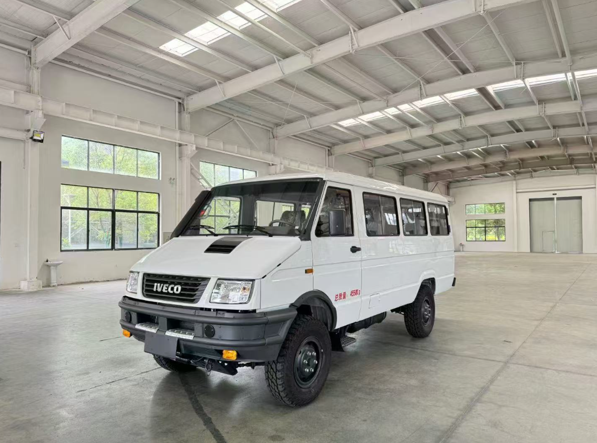 14座依维柯欧霸四驱运兵车